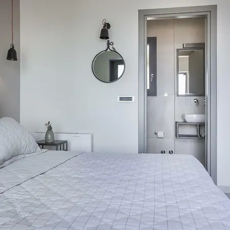 Sleeps 6 Pool Wifi Villa