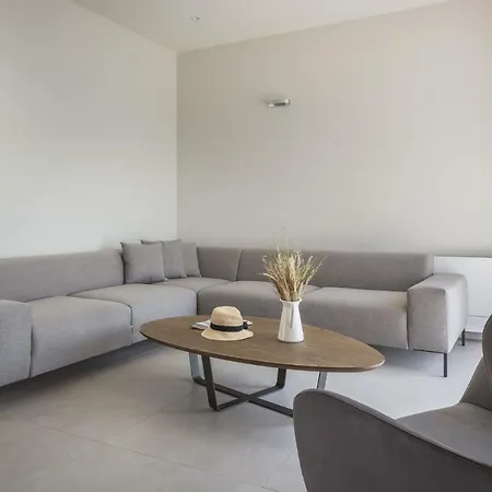 Sleeps 6 Pool Wifi Villa